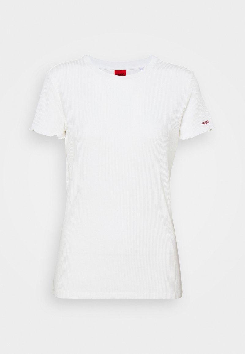 Bílý žebrovaný tričko s kulatým výstřihem a volánkovými rukávy. Červený akcent s logem "HUGO" na levém rukávu. Měkká textura.