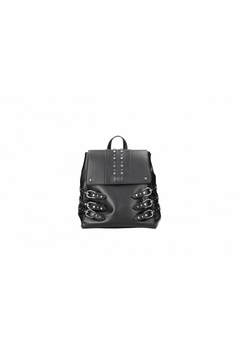 Sac à dos en cuir noir avec rabat, clous argentés, et six sangles à boucles, trois de chaque côté, sur fond blanc.