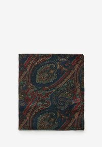 Een multikleuren paisley-scarf in donkerblauw, met ingewikkelde krullen en bloemige accenten in rode en groene tinten. Gelaagd stof.