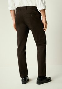 Next REGULAR FIT STRAIGHT LEG STRETCH - Chino - brown