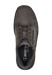 Scarpa stringata in suede grigio scuro con cerniera laterale, finitura testurizzata e interno blu a contrasto. Presenta dettagli cuciti e soletta in mesh traspirante.