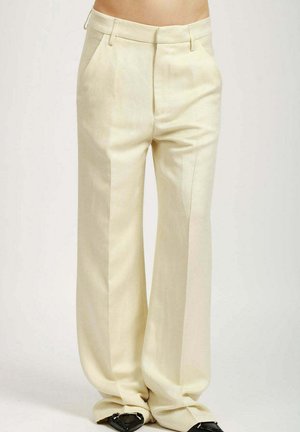 Pantaloni a gamba larga in beige chiaro, realizzati in un tessuto morbido, con due tasche frontali e una vita formale con passanti per cintura.