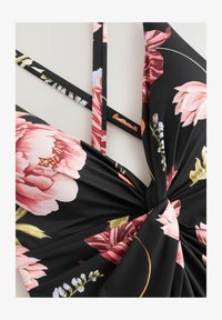 Vald, black floral