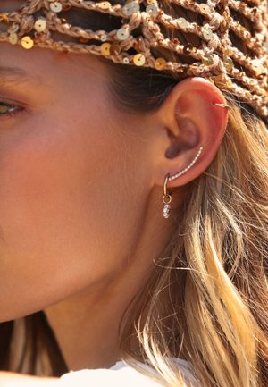 My Jewellery, SUNROCKS HOOP EARRINGS WITH WHITE FLOWERS - Orecchini - goud verguld stainless steel
