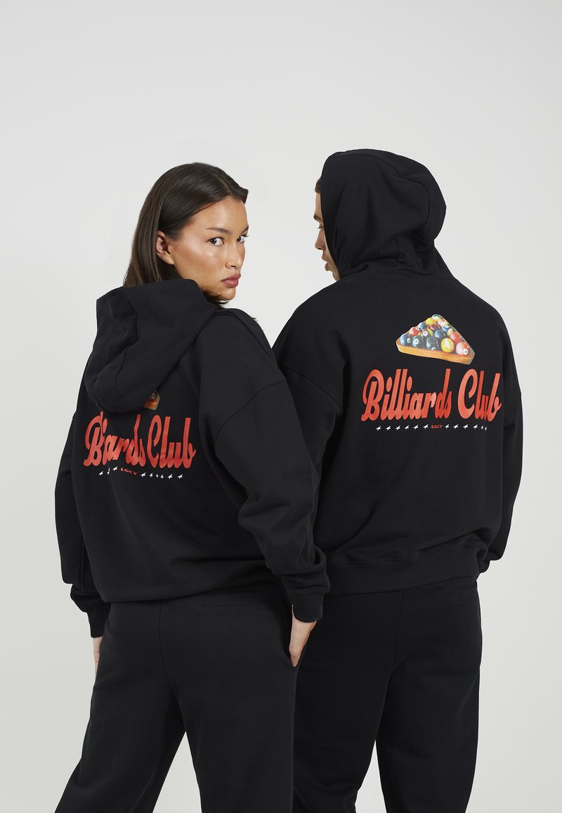 Μαύρες �φούτερ με κουκούλα διαθέτουν το κείμενο "Billiards Club" σε κόκκινο χρώμα στο πίσω μέρος, συνοδευόμενο από ένα πολύχρωμο γραφικό με μπαλάκια του μπιλιάρδου.