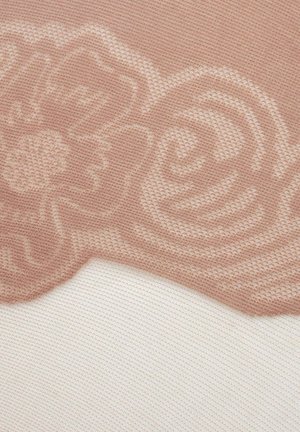 Jasnobrązowa dzianina z wypukłymi wzorami kwiatowymi na kremowym, teksturowanym tle tkaniny.