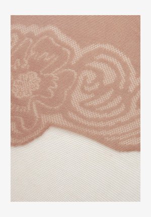 Jasnobrązowa dzianina z wypukłymi wzorami kwiatowymi na kremowym, teksturowanym tle tkaniny.