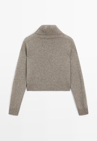 Maglione di lana lavorato a maglia di colore marrone chiaro con maniche lunghe e collo a dolce vita a costine, mostrato da dietro su uno sfondo bianco.
