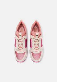 Sneakers rosa e crema con una finitura lucida, caratterizzati da una punta rosa scintillante, colletto imbottito e un accento dorato sulla linguetta.