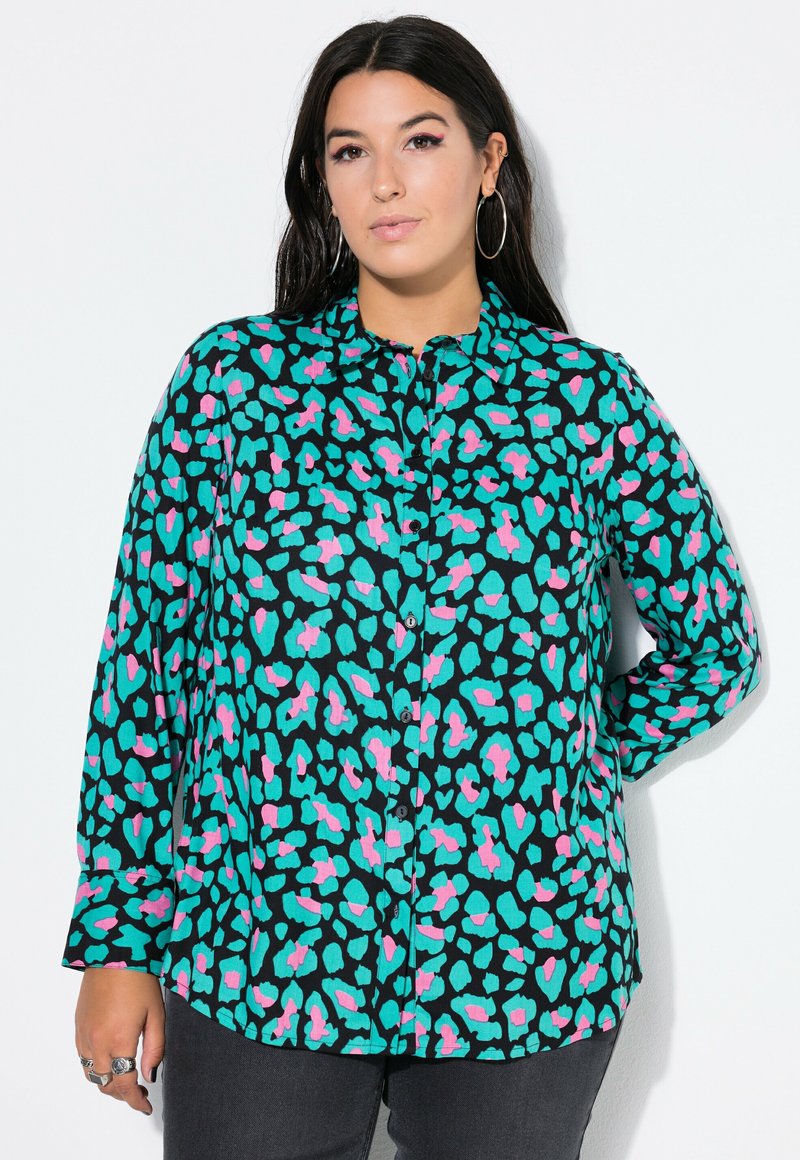 Button-up Hemd mit schwarzem Grund und einem auffälligen türkis- und pinkfarbenen abstrakten Muster. Lange Ärmel und ein klassischer Kragen runden das Design ab.