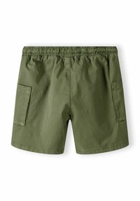 Pantaloni cargo verde oliva con elastico in vita, realizzati in tessuto leggero, dotati di tasche laterali e una superficie liscia.