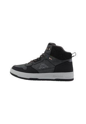 Zapatillas altas negras que combinan materiales de cuero y textil, con punta redonda, acentos texturizados y suela de goma gris.