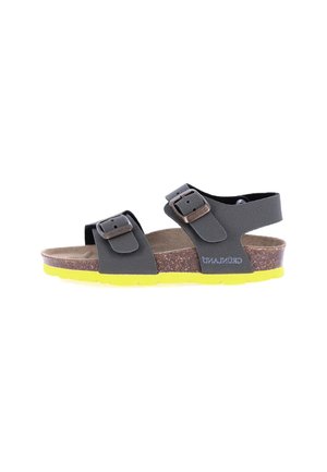 Sandali neri con due strap regolabili e fibbie in bronzo. Sottopiede in sughero con una suola gialla in gomma, caratterizzata da una finitura testurizzata.