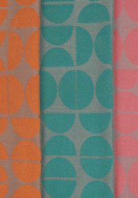 Drei gefaltete Stoffe in Orange, Türkis und Pink, von denen jeder ein sich wiederholendes Muster aus großen Halbkreisen und Kreisen zeigt.