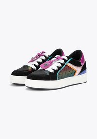 Sneaker nere in suede con dettagli a onda colorati, lacci bianchi e suola spessa bianca. Dettagli riflettenti sul tallone.