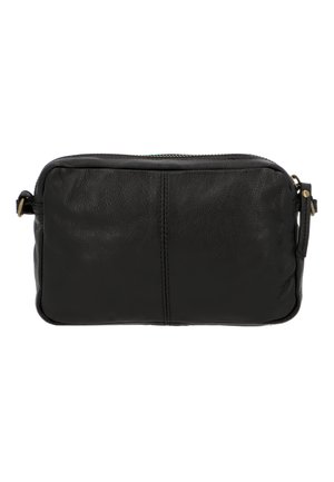 Bolso cruzado de cuero negro con forma plana y rectangular, que presenta un cierre de cremallera y costuras mínimas para una textura suave.