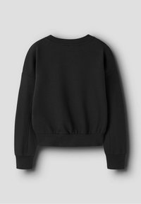 Juodas ilgomis rankovėmis džemperis su ribuotomis apykaklėmis ir liemeniu, apvalia iškirpte, išdėliotas plokščiai ant paprasto šviesiai pilkos spalvos fono.