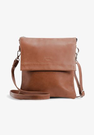 Bruine leren crossbody tas met een textuurafwerking, voorzien van een flap met omslag en een verstelbare schouderriem. Eenvoudige accenten van zilverkleurig metaal zijn inbegrepen.