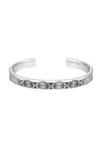 Bracciale aperto in argento con estremità testurizzate e motivi geometrici neri incisi a triangolo e rombo lungo la banda centrale.