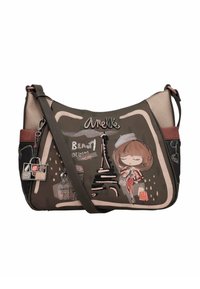 Bolsa marrón con ilustraciones gráficas, que incluyen la Torre Eiffel y un personaje, acentos metálicos y un panel texturizado. Incluye correa ajustable.