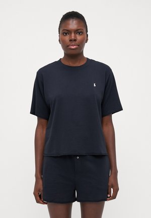 Marineblaue, kurzärmlige T-Shirt aus Baumwolle mit Rundhalsausschnitt und weißem Logo auf der Brust, kombiniert mit passenden marineblauen Shorts.