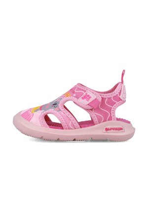 Sandalias infantiles rosas con lados recortados, suela texturizada y un patrón colorido con un koala de dibujos animados. Cierres de tira Velcro.