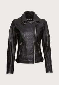 Zwarte leren motorjack met een notch-kraag, diagonale ritsen, twee voorzakken en accentstiksels op de schouders.