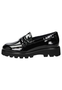 Zwarte lakleren loafer met een lichte hak, voorzien van een ronde neus en een stevige, getextureerde zool. Subtiele stikselaccenten sieren het voorpand.