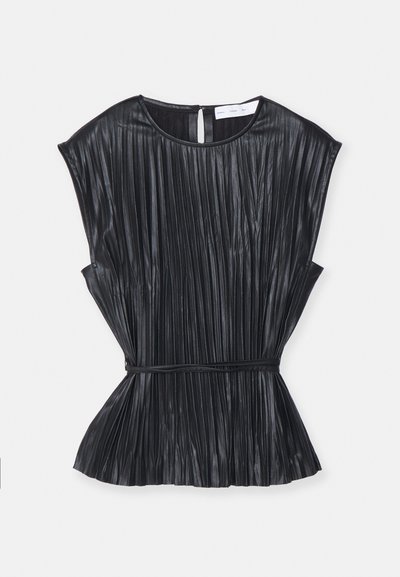 Melna plisēta augšdaļa ar apaļu kakla izgriezumu, īsām lidojošām piedurknēm, sašaurinātu vidukli un aizmugures aizdari. Izgatavota no gludas, spīdīgas auduma.