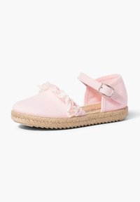 Espadrilla rosa con bordo in pizzo arricciato, cinturino alla caviglia con fibbia in argento e suola in juta intrecciata. Parte superiore in tessuto liscio, design piatto.