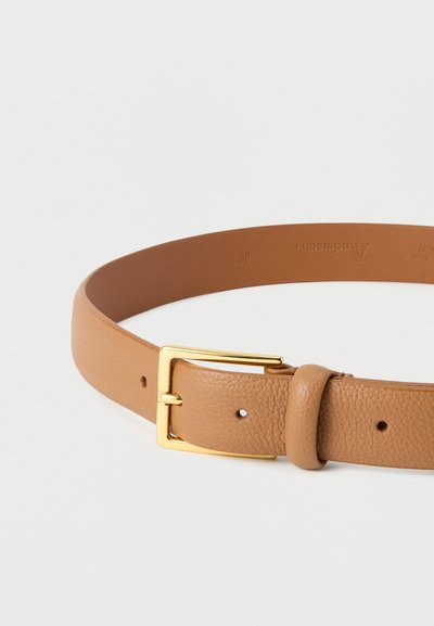Ceinture en cuir fauve avec une finition texturée, une boucle en métal doré et plusieurs trous d'ajustement le long du corps pour personnaliser la taille.