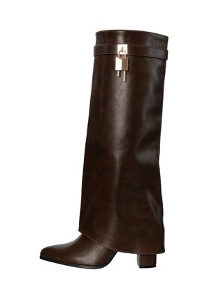 Stivale in pelle marrone scuro al ginocchio con tacco basso a blocco e dettaglio di lucchetto e chiave in tono oro vicino alla parte superiore.