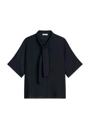 Blouse noire à manches courtes avec un nœud papillon au col et des boutons cachés, fabriquée en tissu lisse et léger.