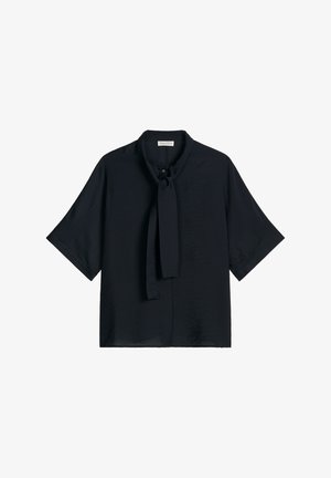 Zwarte blouse met korte mouwen, een strikdetail bij de hals en verborgen knopen, gemaakt van gladde, lichtgewicht stof.