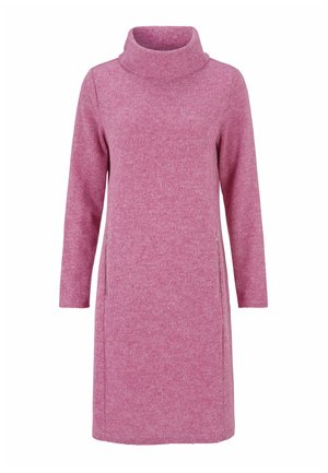 Roze ribbed jurk met een hoge kraag, lange mouwen en zijkanten met ritssluitingen. Zachte textuur en knielange pasvorm.