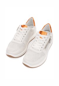 Weißer Sneaker mit perforiertem Lederoberteil, kontrastierenden orangenen Akzenten an der Ferse, flachen weißen Schnürsenkeln und seitlichem Reißverschlussdetail.