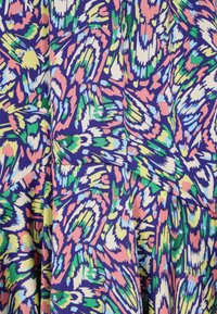 Színes szövet, kanyargós mintával kékkel, rózsaszínnel, zölddel és krémszínnel. Texturált, könnyű anyag, amely alkalmas hétköznapi viseletre.