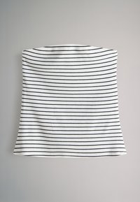 Haut bandeau blanc avec fines rayures horizontales noires, posé à plat sur un fond gris clair.