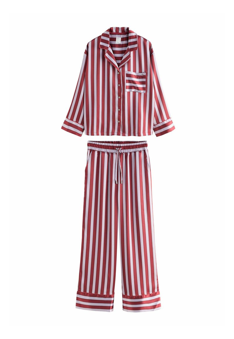 Röd och vit randig pyjamasuppsättning med en krage och knappar framtill, bröstficka och vida byxor med elastisk midja.