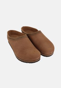 Sabots en cuir marron avec un bout arrondi, bord élastique au niveau du col et semelles en caoutchouc texturé pour une meilleure adhérence. Pas de matériel ou de motifs supplémentaires.