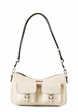 Borsa a spalla color crema con due tasche anteriori con fibbia e una sottile tracolla nera, con un piccolo logo "GUESS" in lettere metalliche.