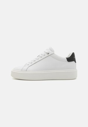LORNEA - Matalavartiset tennarit - white/black