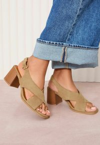 Friends Like These WIDE FIT - MID BLOCK STACKED CROSS STRAP  - Sandaalit nilkkaremmillä - neutral