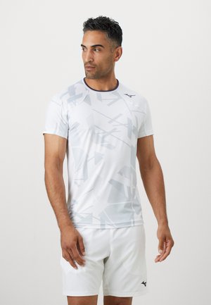 Weißes Sport-T-Shirt mit einem geometrischen, hellgrauen Muster, Rundhalsausschnitt, kurzen Ärmeln und feuchtigkeitsableitendem Material. Kombiniert mit weißen Shorts.