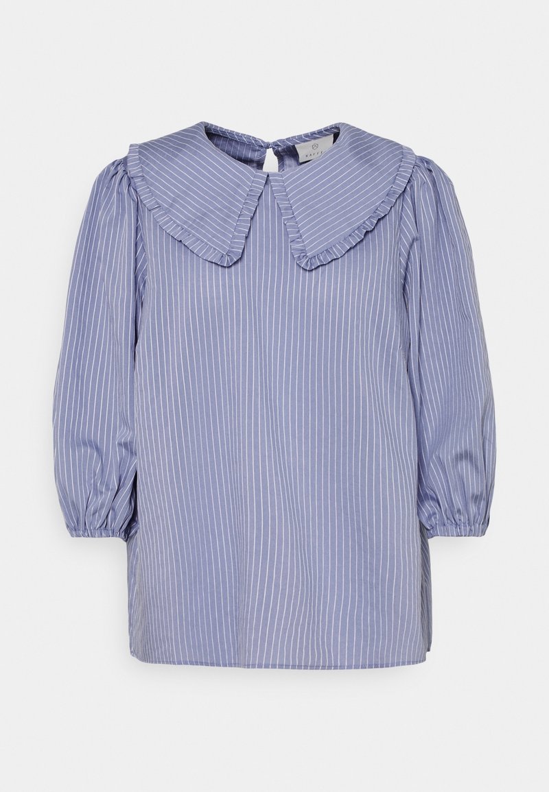 Blouse bleu clair avec des rayures blanches verticales, col froncé, manches longues bouffantes et fermeture à boutons au dos. Texture de tissu douce.