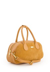 Tasche aus tanfarbenem Wildleder mit Lederelementen, runde Form, zwei oben angebrachte Griffe, abnehmbarer Schulterriemen und goldfarbener Reißverschluss.