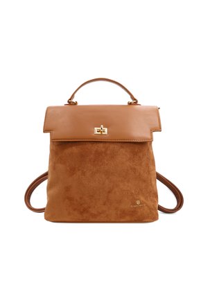 Zaino in suede e pelle marrone con manico superiore, chiusura dorata e spallacci regolabili su uno sfondo bianco.