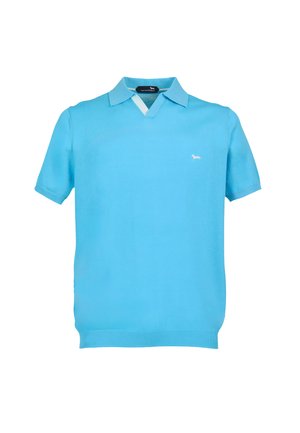 Poloshirt in lichtblauw, gemaakt van gebreide stof. Heeft een V-hals met een contrasterende witte kraag en een klein logo op de borst.