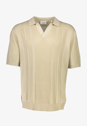 Beige kortermet polo genser laget av ribbestrikket stoff. Har en delt V-hals og horisontale striper over torsoen.
