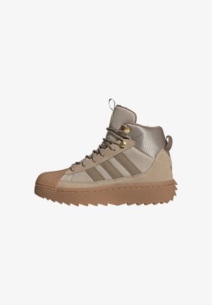 Sneaker high-top beige e marrone con suola testurizzata, chiusura frontale con lacci e dettagli laterali a righe.